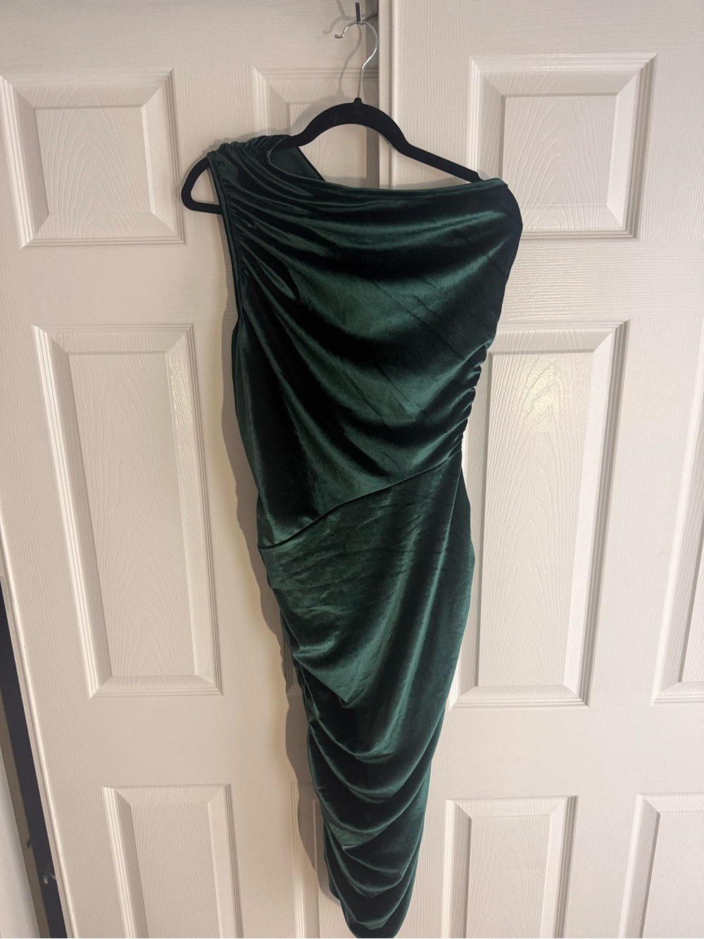 PrettyLittleThing Emerald Green Velvet One Shoulder Ruched Midi Dress